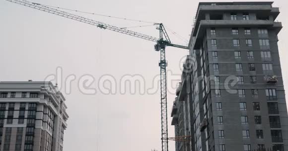 施工现场用吊车高吊车在建筑上施工建筑工人造房子建筑工地灰色起重机视频的预览图