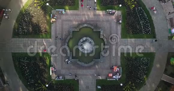 公园里的圆形喷泉从空中射击视频的预览图