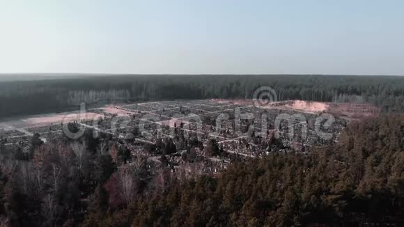 在被森林包围的墓地上空飞行的无人机空中射击墓地墓地的俯视图德龙在当地城市上空飞行视频的预览图