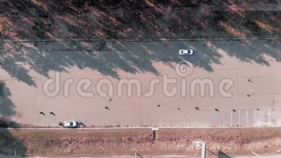 司机在废弃汽车停车场学习开车无人驾驶飞机在一条废弃的道路上驾驶视频的预览图