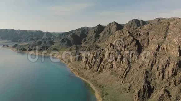 河上的春天伊犁河峡谷哈萨克斯坦视频的预览图