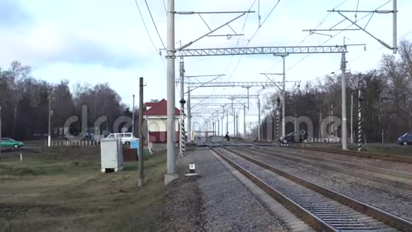 铁路交叉路口过往车辆的看法视频的预览图