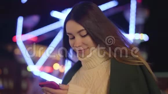 美丽的高加索女人拿着智能手机微笑的肖像迷人的少女在户外自由活动视频的预览图