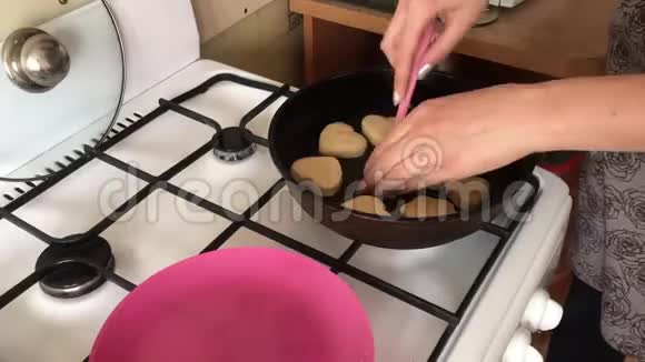 女人在平底锅里炸饼干移除盖子翻转饼干准备好放在盘子上时间推移视频的预览图