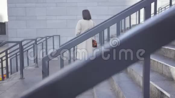 后景为成年白种人妇女站在楼梯上等人自信的女商人的肖像视频的预览图