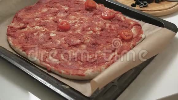 在家厨房做披萨视频的预览图