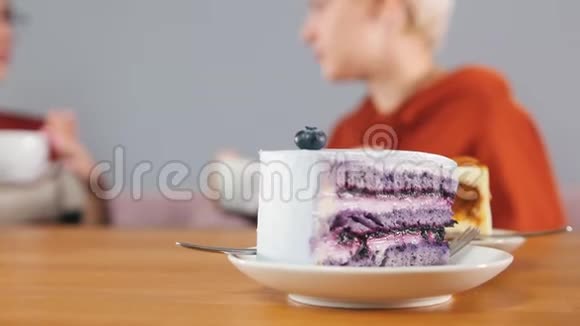 桌上摆着一块块蛋糕视频的预览图