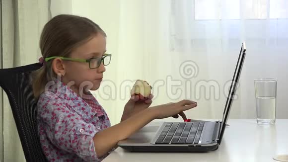 4K眼镜儿童笔记本电脑学习女孩在网上玩电子游戏视频的预览图