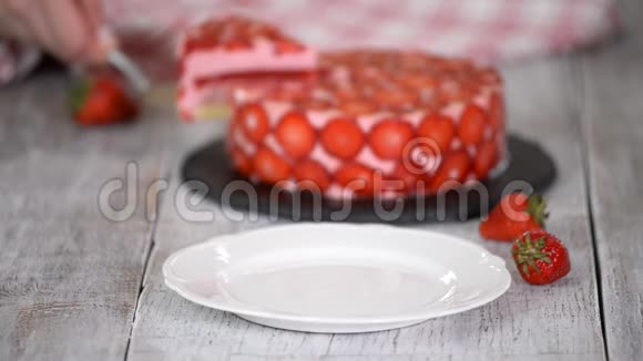 草莓慕斯蛋糕自制草莓蛋糕与新鲜浆果视频的预览图