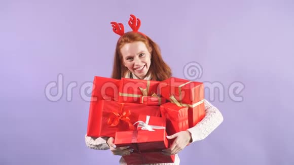 美丽快乐的女孩闭着眼睛大声喊叫很高兴收到家人送的漂亮圣诞礼物视频的预览图