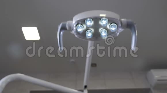 相机拍摄病人的POV特写牙医手定制光矫形器专业牙科灯视频的预览图
