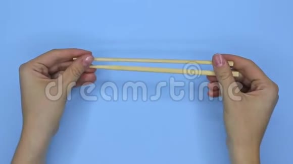 筷子初学者的问题蓝色背景的俯视图视频的预览图