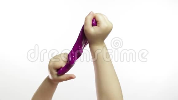 孩子的手在白色背景上玩奇怪的紫色黏液抗压力视频的预览图