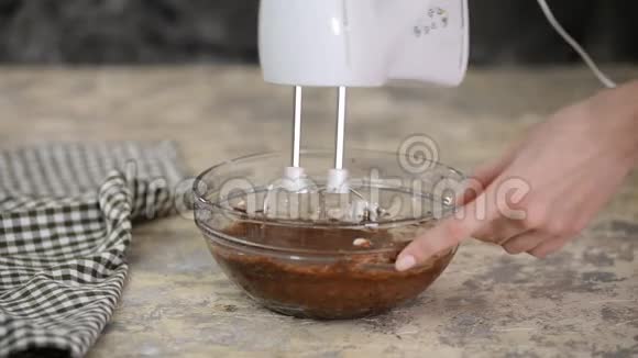 为蛋糕做奶油的过程糕点厨师正在品尝巧克力奶油视频的预览图
