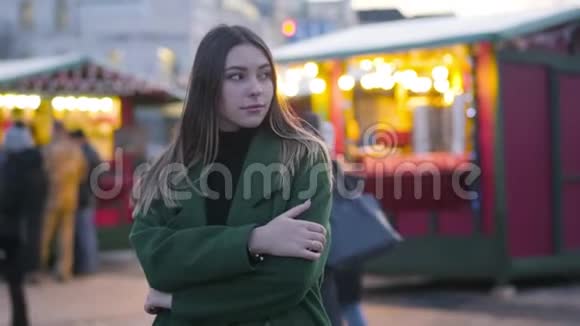 体贴的高加索女孩站在城市街道上望着远方一幅美丽的年轻女子期待某人的画像视频的预览图