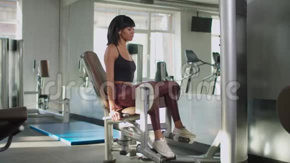 女性做大腿内侧运动视频的预览图