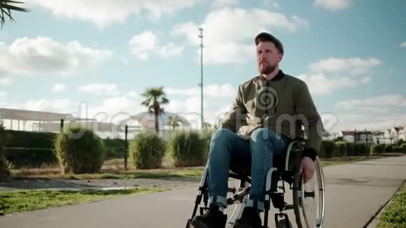腿部肌肉瘫痪的人坐在无效的马车里骑着马视频的预览图