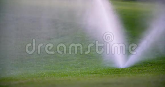 中型喷草机将水溅到草坪上视频的预览图