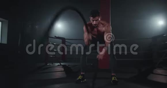 锻炼身体的人用绳子锻炼身体集中精力做好工作视频的预览图