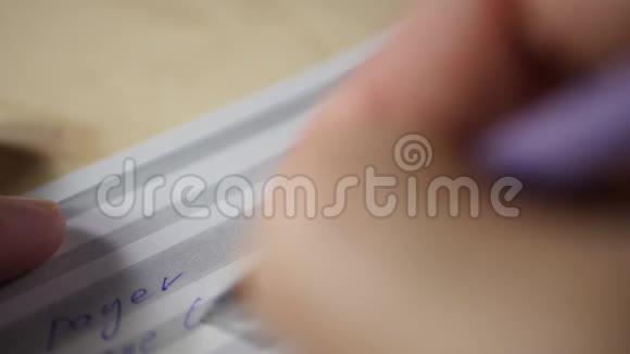 一个人用钢笔填写支票簿视频的预览图