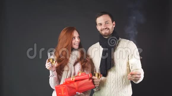 幸福的一家人拿着香槟酒杯和火花庆祝新年视频的预览图