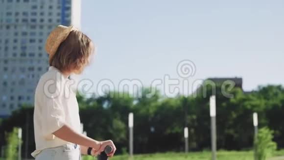 年轻的美女骑着电动滑板车上班现代女孩新一代电动交通生态视频的预览图