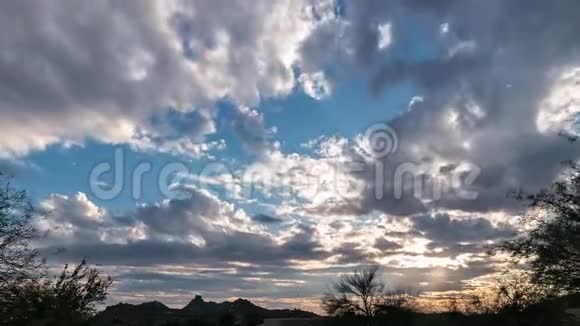 亚利桑那州沙漠日落景观云时间流逝视频的预览图