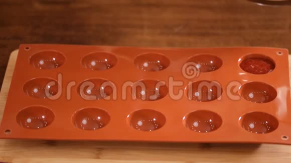 糖果用草莓酱填充硅胶模具做草莓果冻视频的预览图