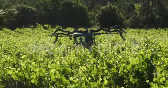 拖拉机喷洒葡萄园法国视频的预览图