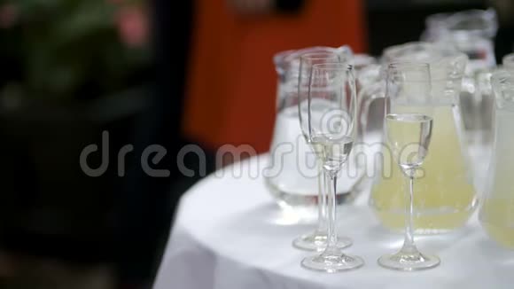 婚宴桌上有香槟酒杯视频的预览图