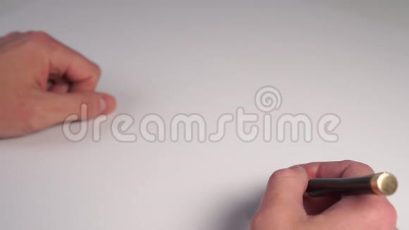 一大捆纸落在一名员工面前的一张白色办公桌上手里拿着一支钢笔视频的预览图