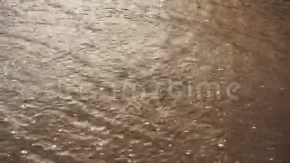 河水流入湖中视频的预览图