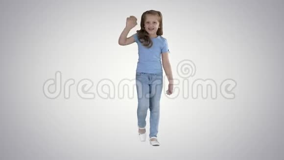 快乐的女孩伟大和挥动她的手而走在梯度背景视频的预览图