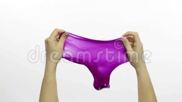 女人的手在玩奇怪的满足紫色黏液白色背景抗压力视频的预览图