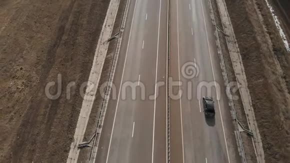 秋季或冬季无雪的郊区交通道路的鸟瞰图汽车在高速公路上行驶视频的预览图