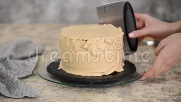 将焦糖奶油与饼干蛋糕上的糕点托盘对齐烤焦糖饼干蛋糕烹饪饼干蛋糕视频的预览图