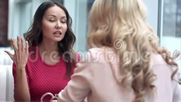 两个年轻女人在咖啡馆吵架视频的预览图