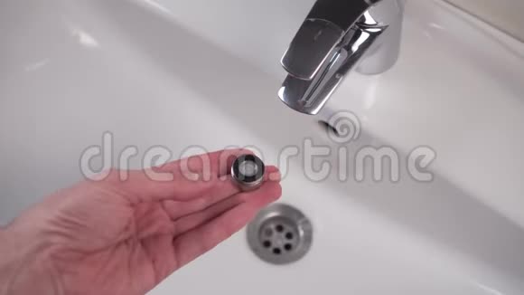 清洗后用闪亮浴室水龙头的橡胶垫圈安装过滤器视频的预览图