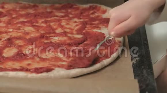 在家厨房做披萨视频的预览图