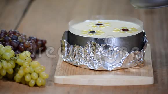 把果冻倒在蛋糕上面用葡萄做慕斯蛋糕视频的预览图