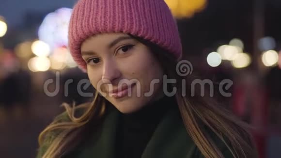 年轻美丽的白种人女子戴着粉红色帽子站在户外微笑的特写肖像迷人的女孩消费视频的预览图