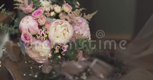 新娘准备的婚礼花束视频的预览图