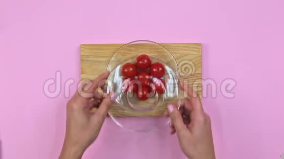生活黑客用盘子切割西红柿俯视视频的预览图