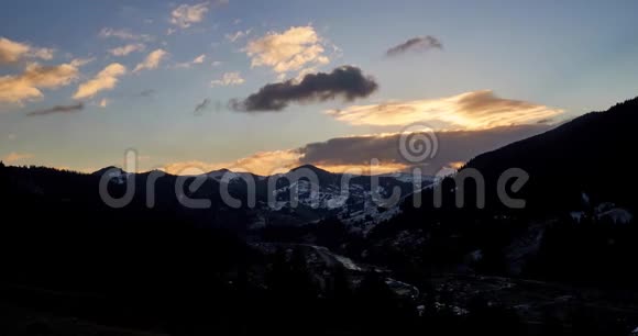 时间流逝的云彩移动在山区村庄之上视频的预览图