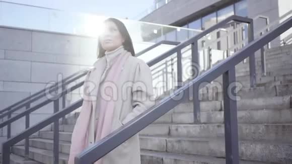 镜头在白种人成年女性周围移动站在楼梯上等人严肃商业女性的肖像视频的预览图