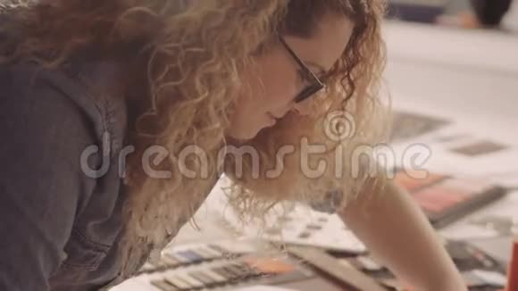 时装设计师绘图和油漆女性在阿泰利耶绘制服装草图视频的预览图