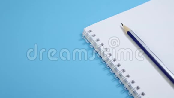 带蓝色背景铅笔的纸质记事本视频的预览图