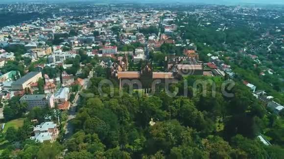 美丽的乌克兰大学的内部领土从鸟瞰植物园视频的预览图