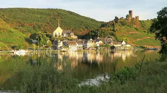 德国Moselle河畔Beilstein村的城市景观傍晚时分视频的预览图