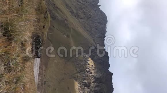 垂直时间图视频全景的高山地形在北高加索那里的山是悬崖天空视频视频的预览图